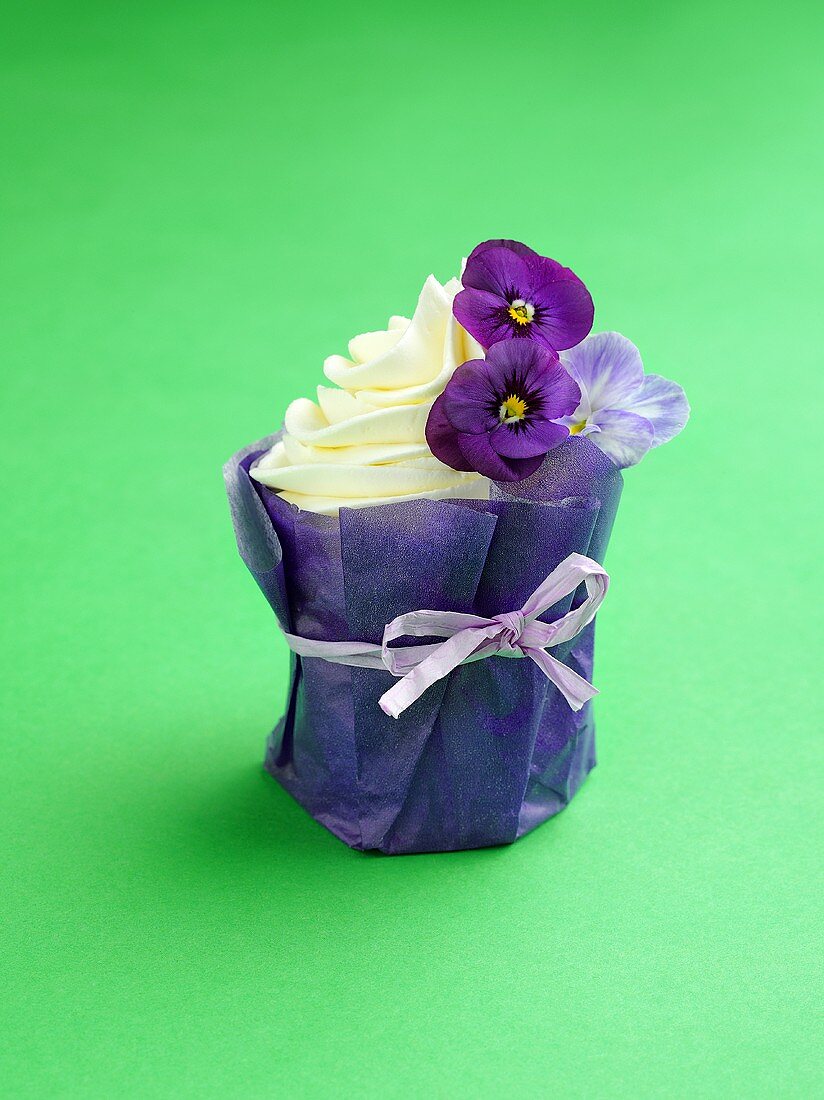 Vanilla cream with edible flowers