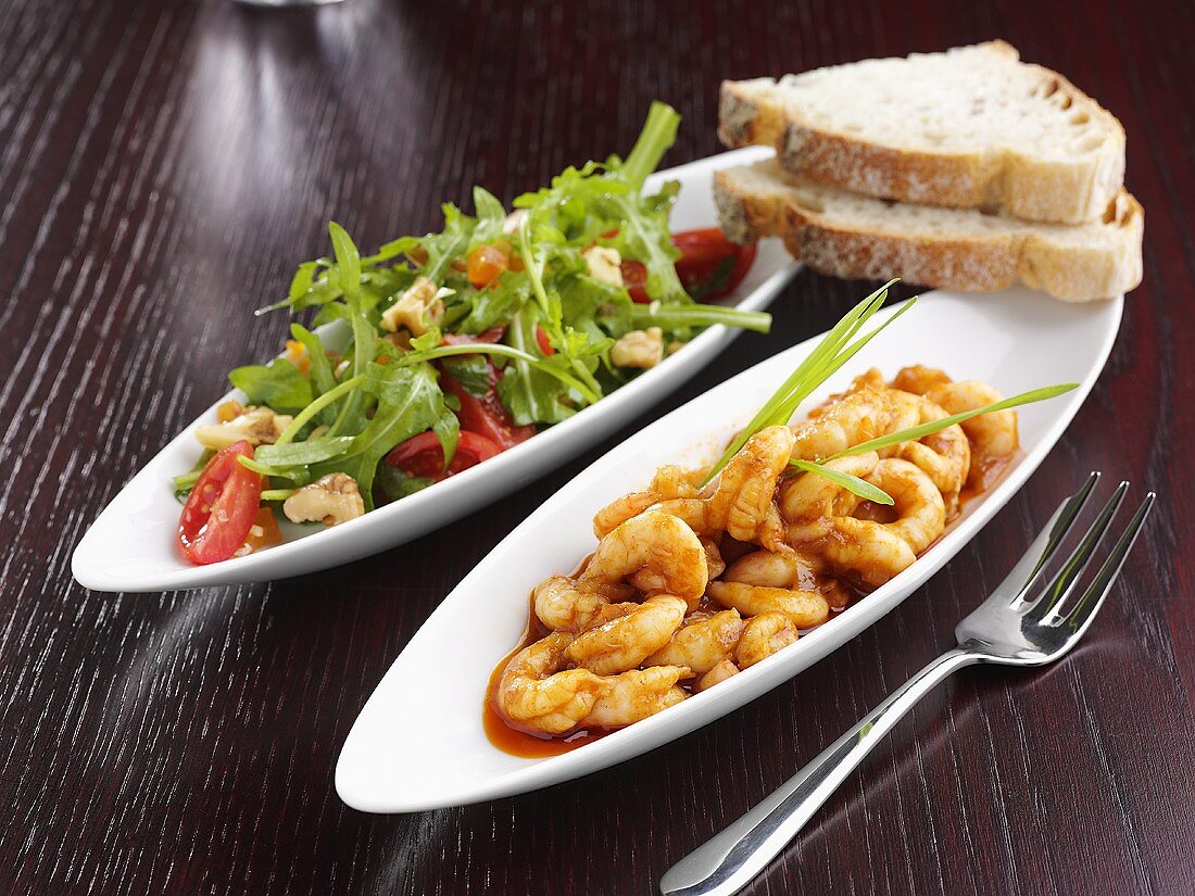 Spicy shrimps with tomato and rocket salad