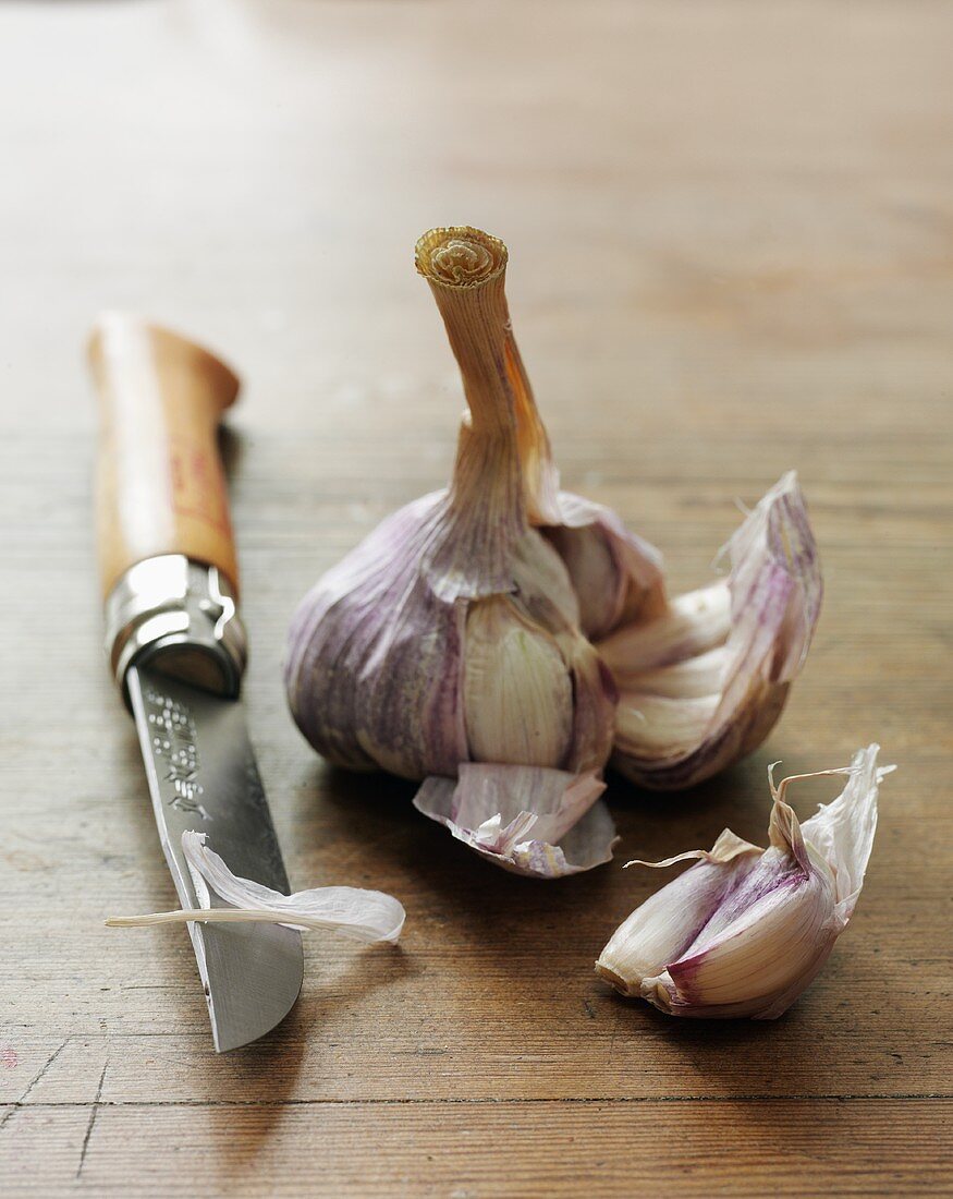 A garlic bulb with knife