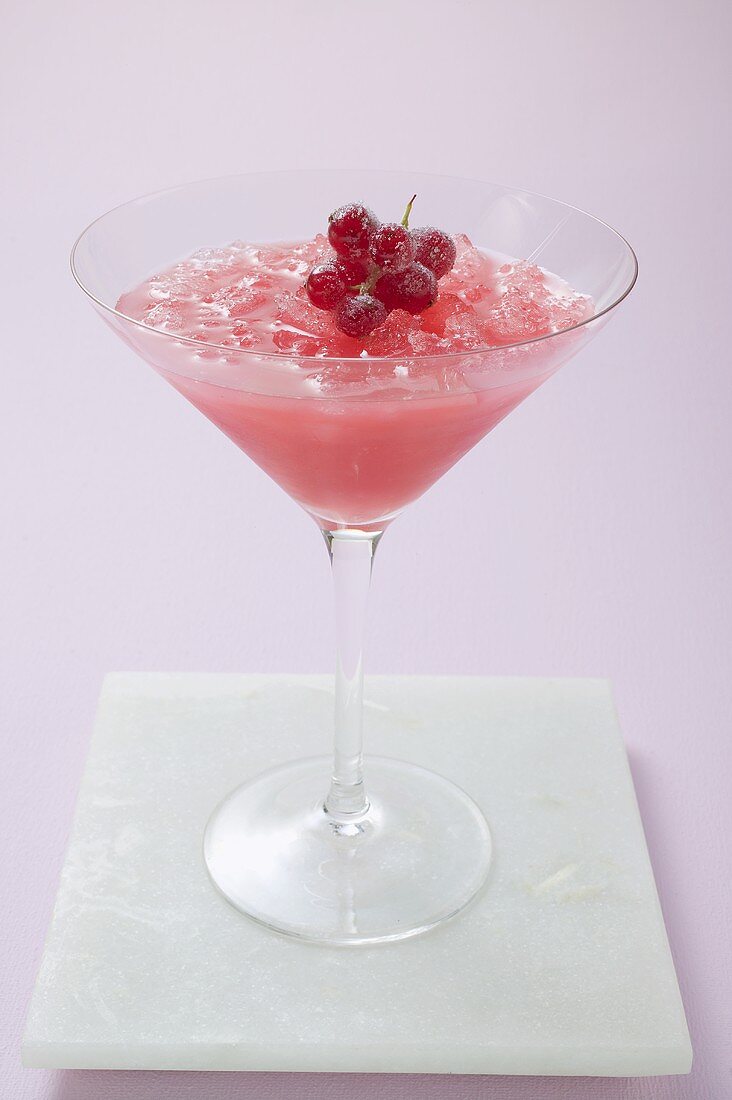 Cocktail mit roten Johannisbeeren