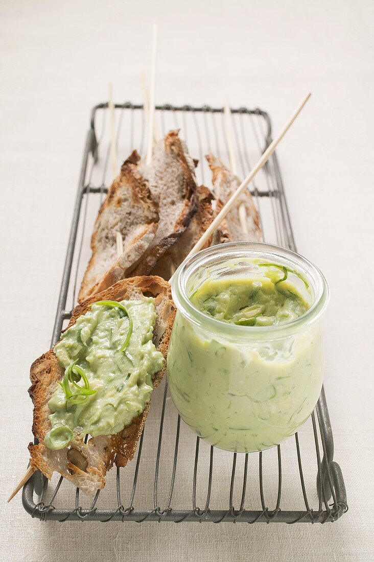 Avocado and acerola spread on nut bread