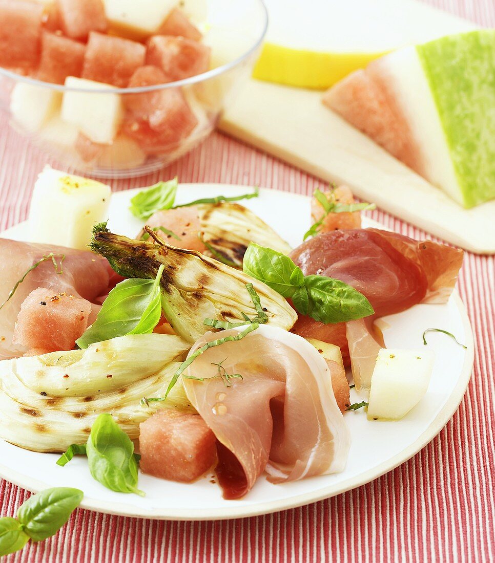 Melonensalat mit gegrilltem Fenchel und Parmaschinken