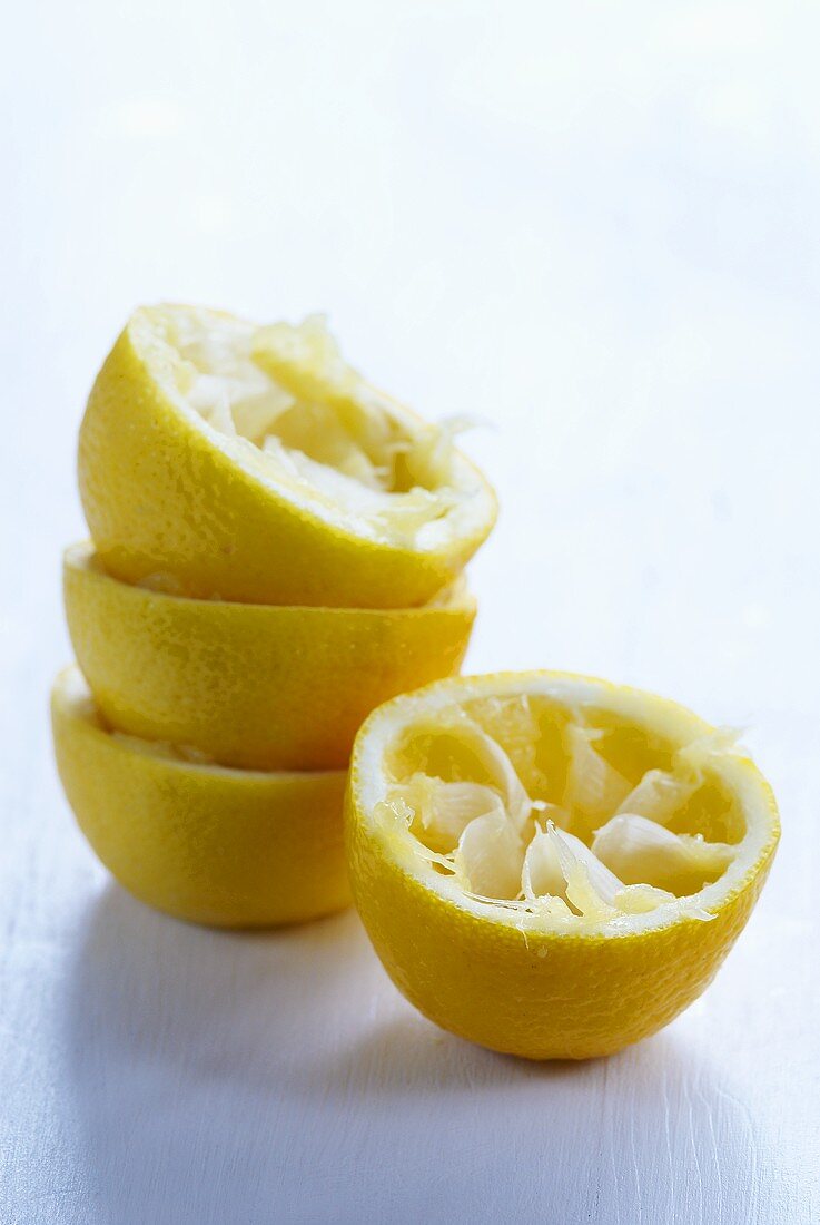 Ausgepresste Zitronenhälften