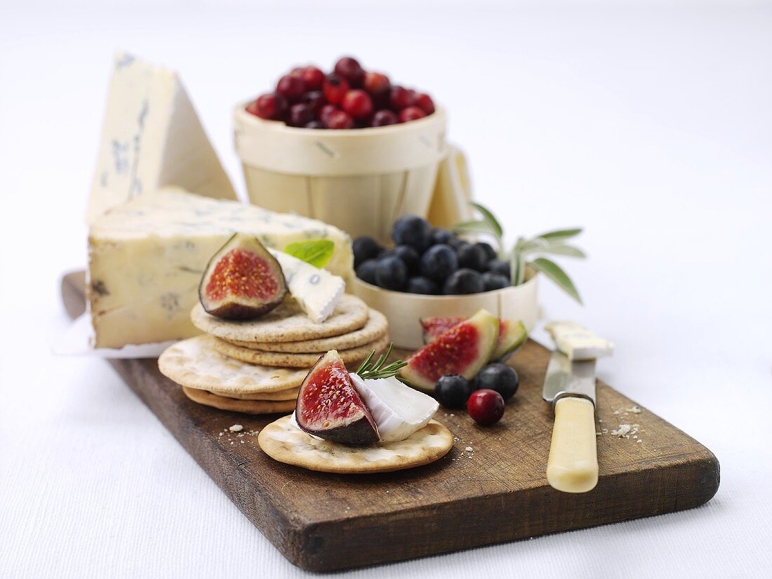 Appetiser: cheese, berries, crackers and figs