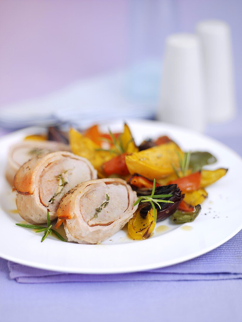 Bacon-wrapped pork fillet with vegetables