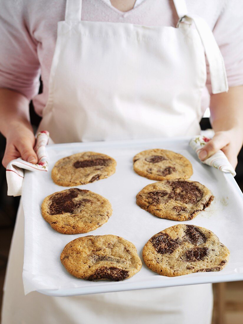 Schwarz-weiss Cookies auf dem Backblech