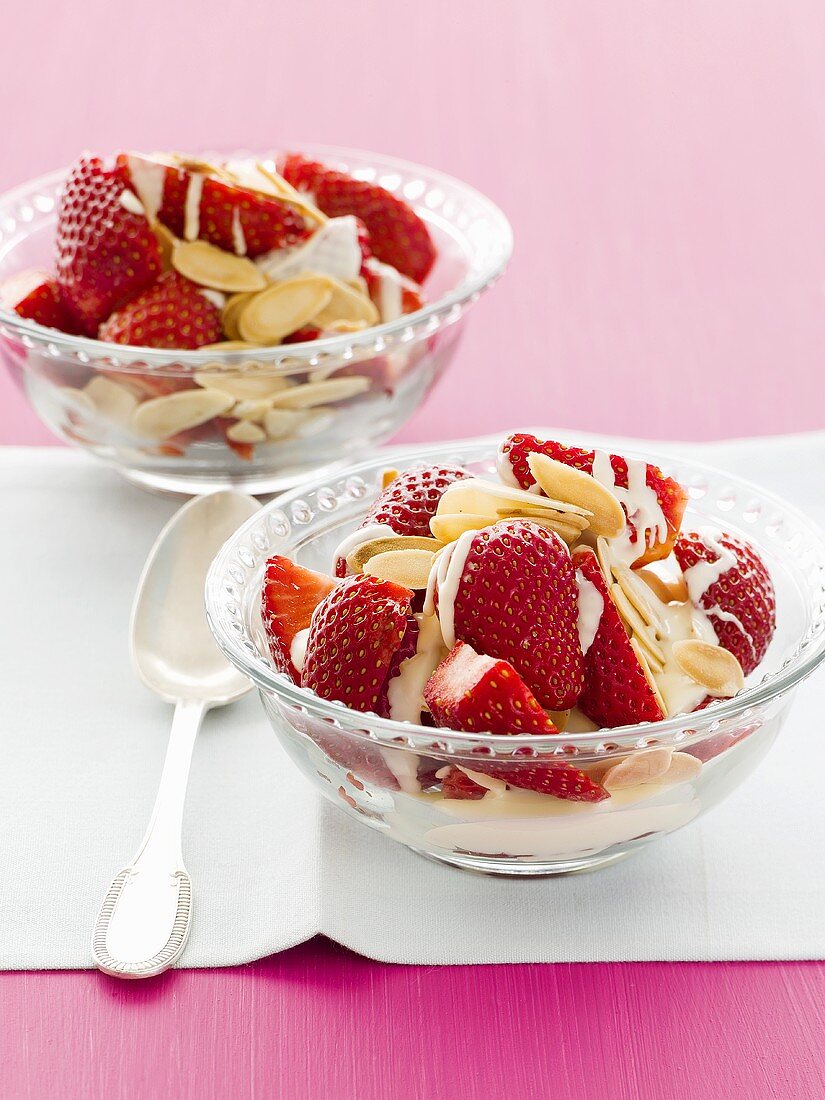 Erdbeeren mit weisser Schokosauce und Mandelblättchen