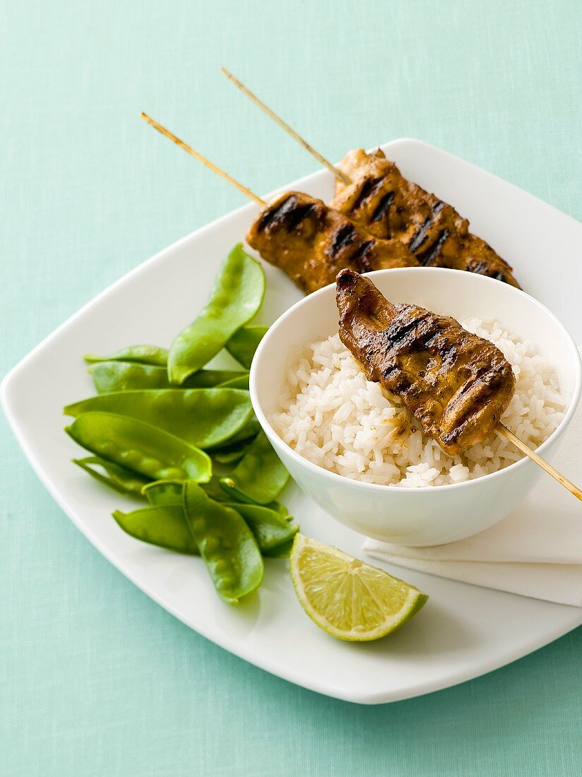 Chicken satay on rice, mangetout