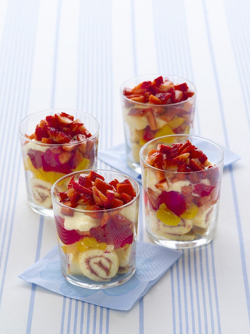 Erdbeer-Trifles in vier Gläsern