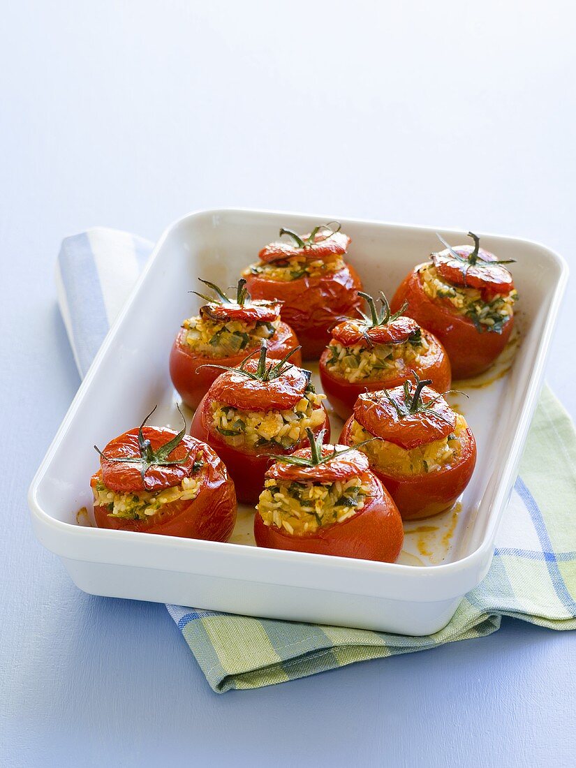 Gefüllte Tomaten in einer Auflaufform