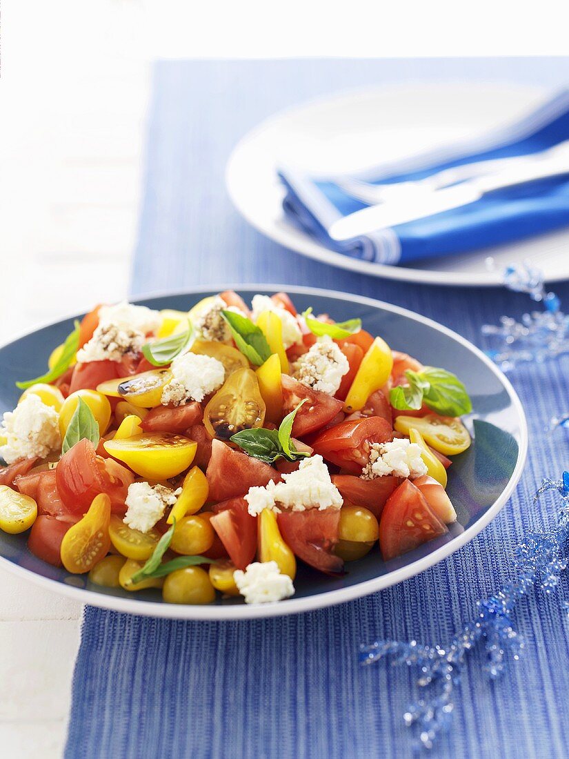 Tomatensalat mit Feta und Basilikum