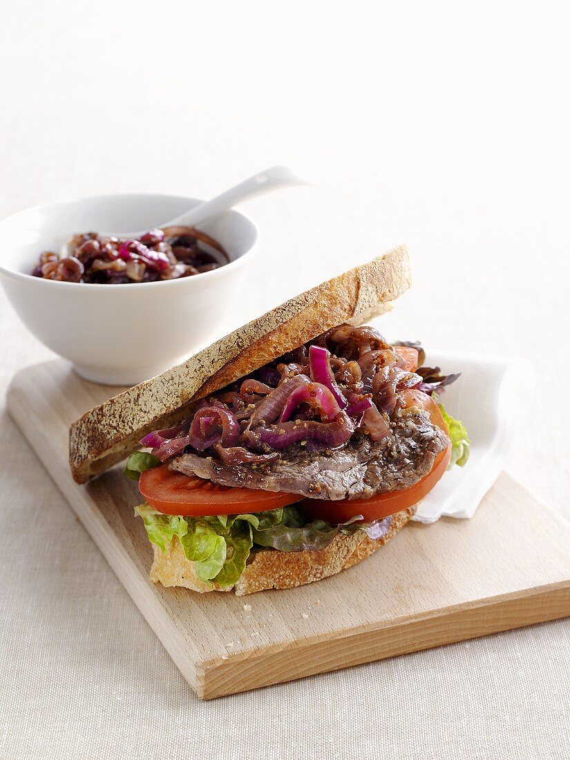 Sandwich mit Rindfleisch und Balsamicozwiebeln