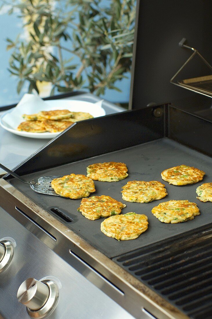 Spargel-Mais-Puffer auf dem Herd