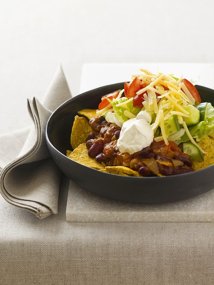 Nachos mit Bohnen, saurer Sahne, Käse und Tomaten (Mexiko)