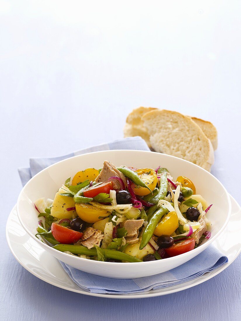 Salade niçoise with white bread