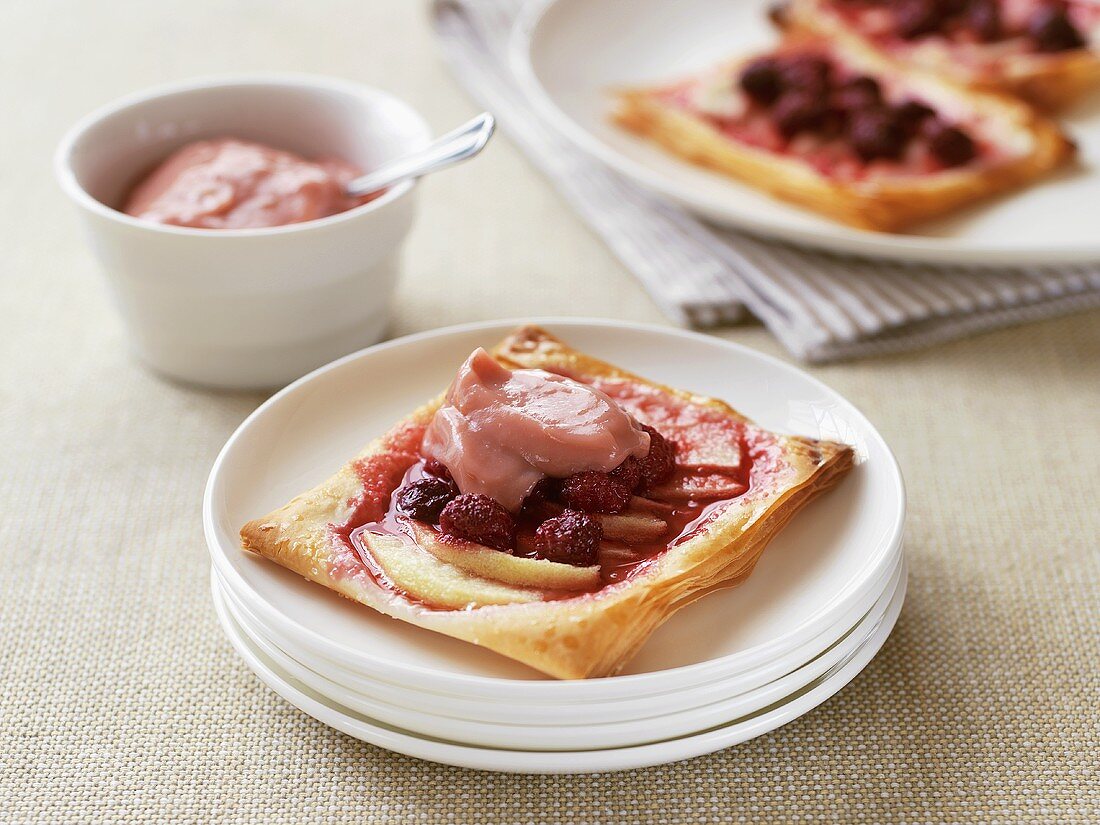 Blätterteiggebäck mit Äpfeln und Himbeeren