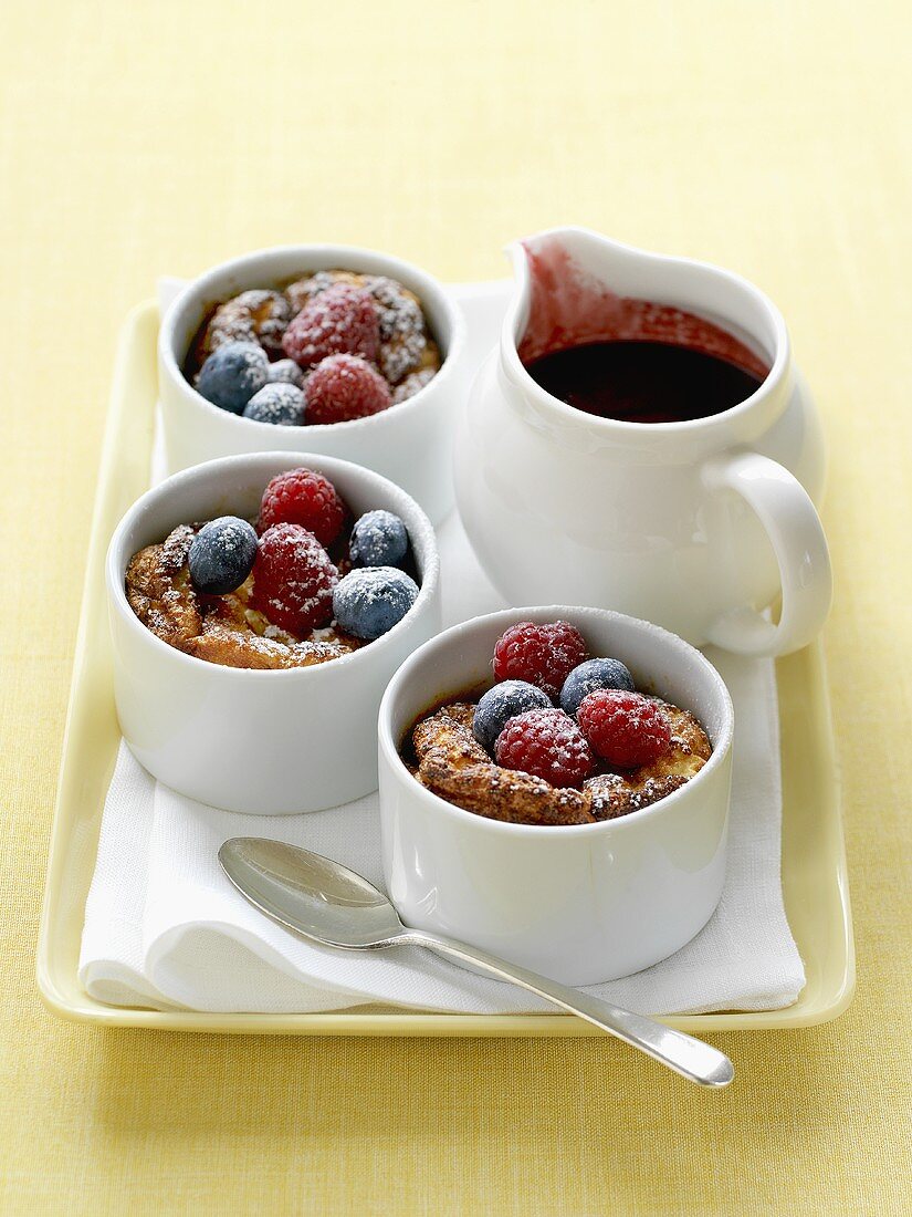 Kleine Ricottasouffles mit Beeren