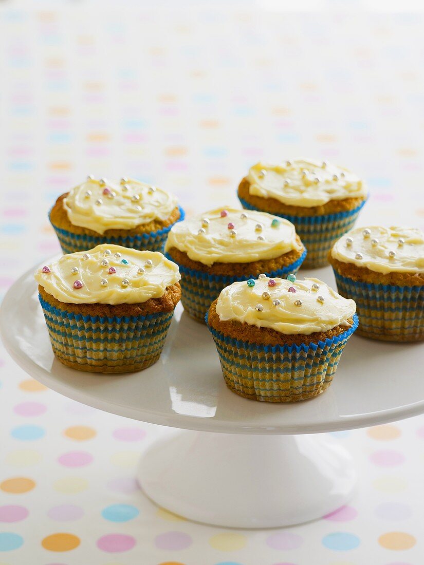 Mehrere Bananen-Cupcakes auf Kuchenständer