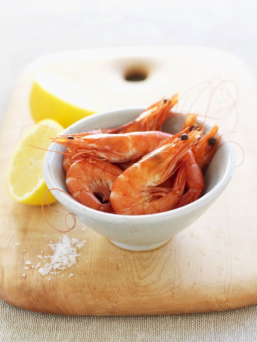 Cooked prawns with lemon and salt