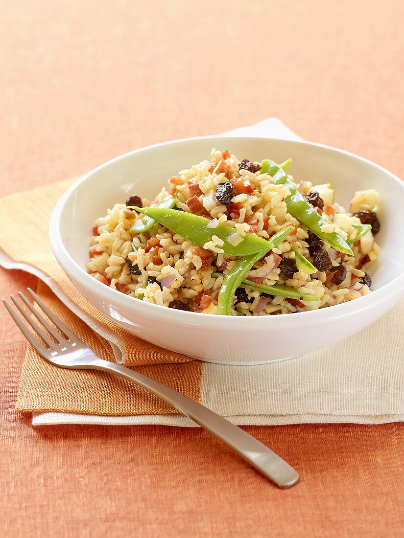 Reissalat mit Rosinen und Walnüssen