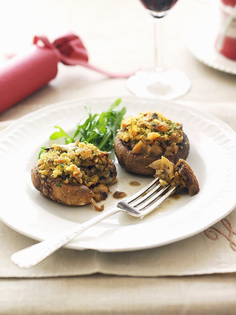 Mit Blauschimmelkäse gefüllte Champignons