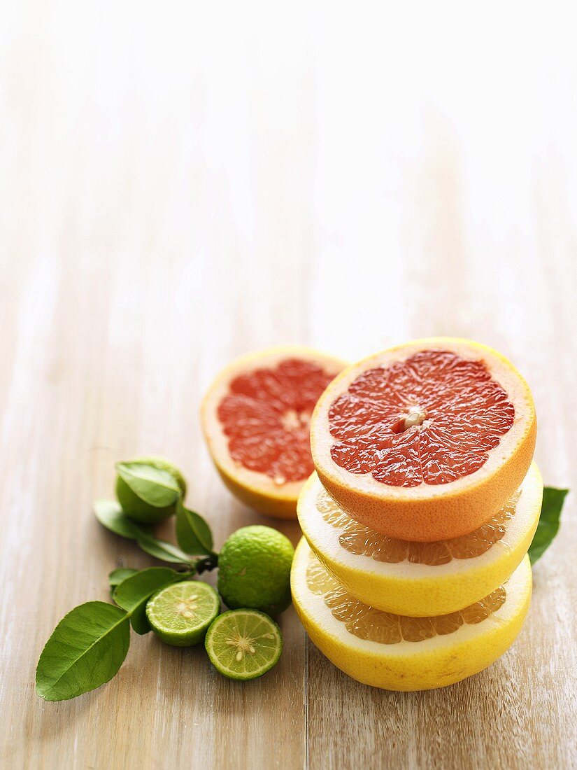 Halbierte Grapefruits und Limetten