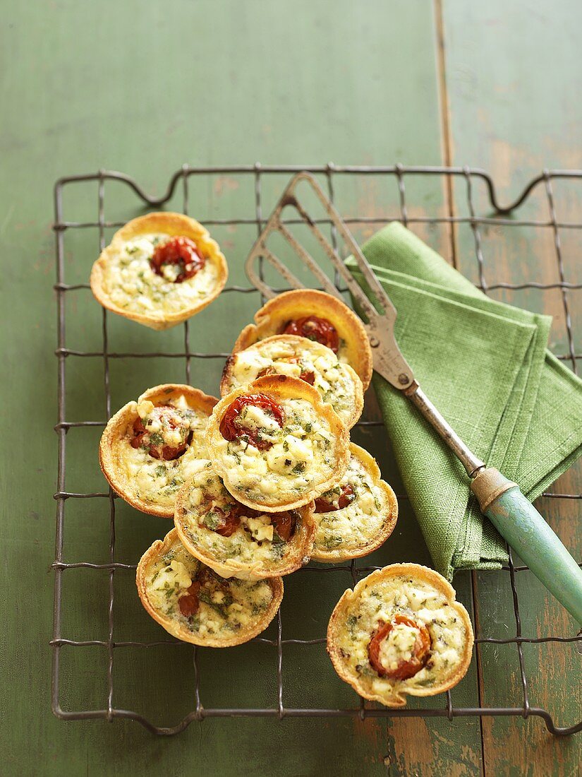 Feta-Tomaten-Torteletts auf einem Kuchengitter