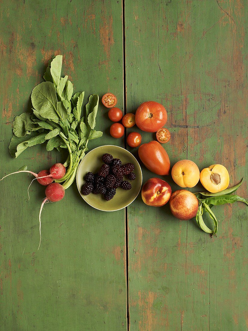 Radieschen, Brombeeren, Tomaten, Nektarinen und Bohnen