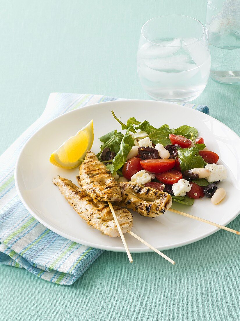 Gegrillte Hähnchenspiesse mit Salat