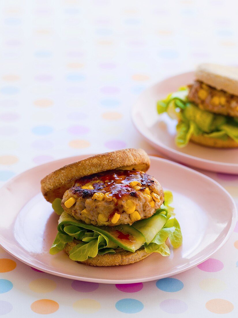 Hähnchen-Mais-Burger mit Gurken