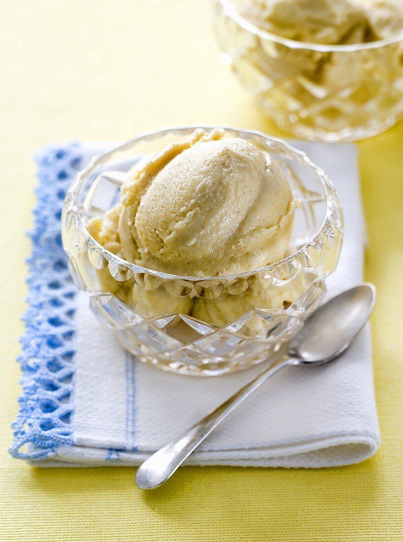 Honig-Vanille-Eis im Glasschälchen