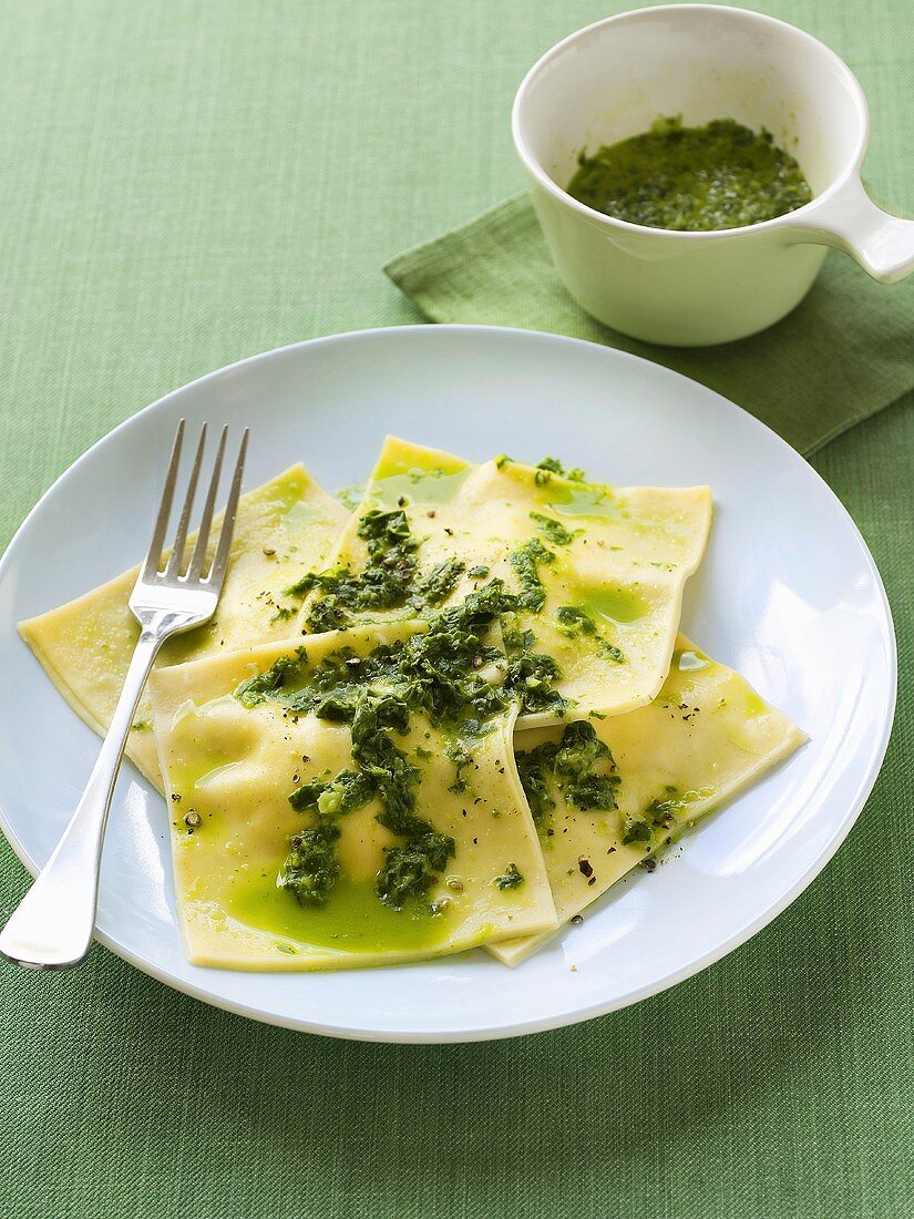 Zitronen-Ricotta-Ravioli mit Pesto