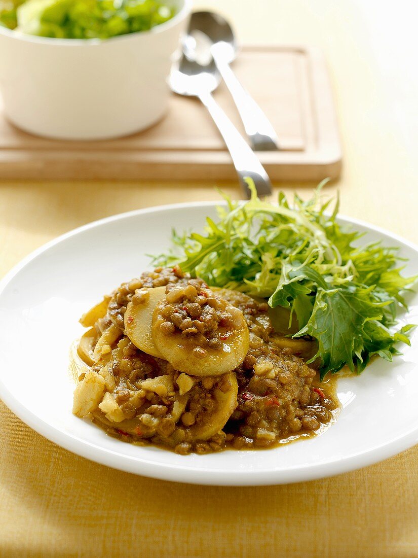 Linsen-Kartoffel-Curry mit Blattsalat