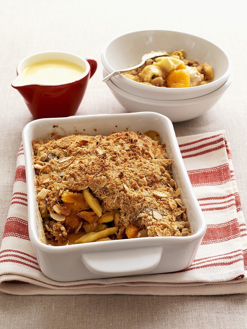 Crumble mit Trockenfrüchten, Mandeln und Kokos