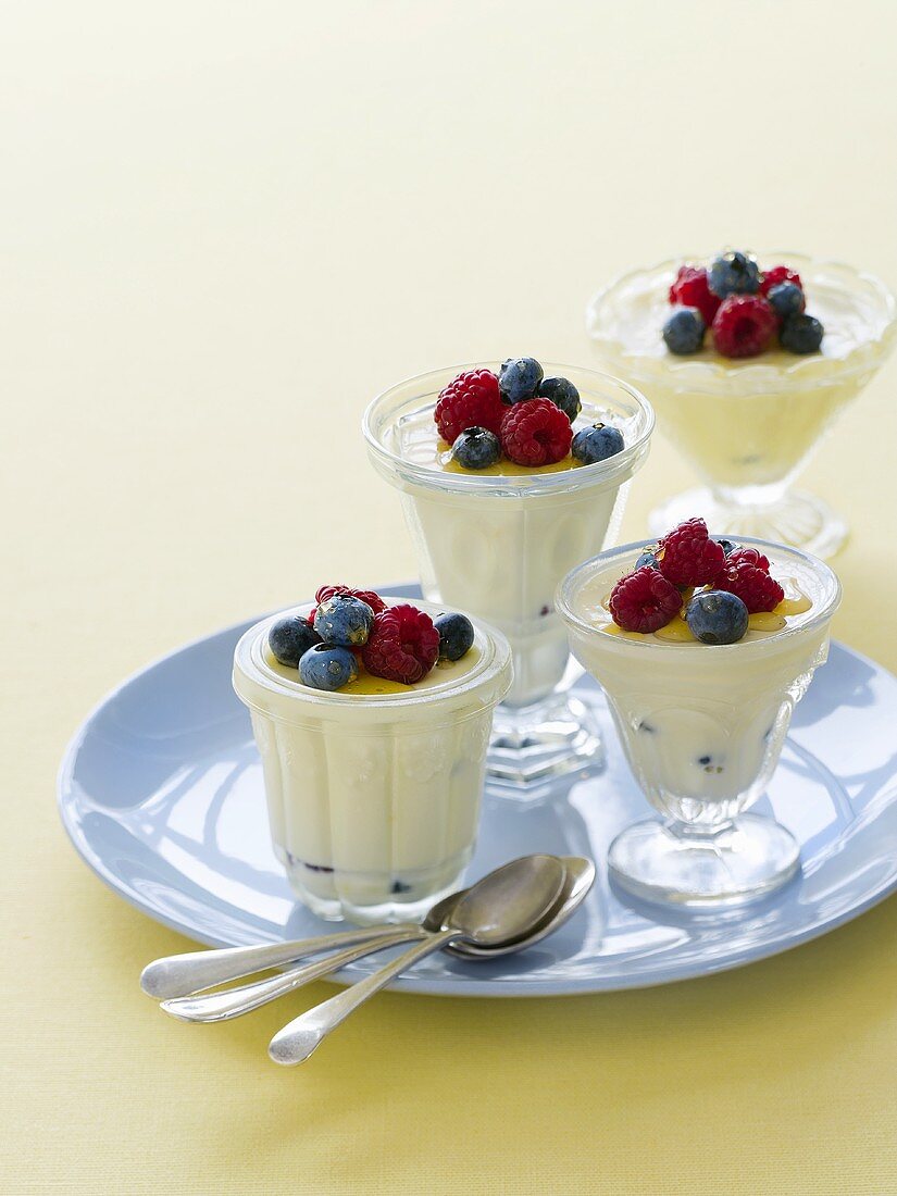 Joghurt mit Honig und frischen Beeren