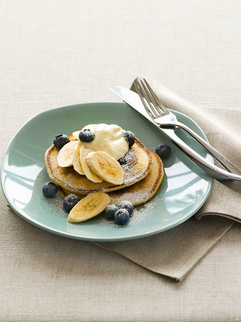 Pancakes mit Bananen, Heidelbeeren und Sahne