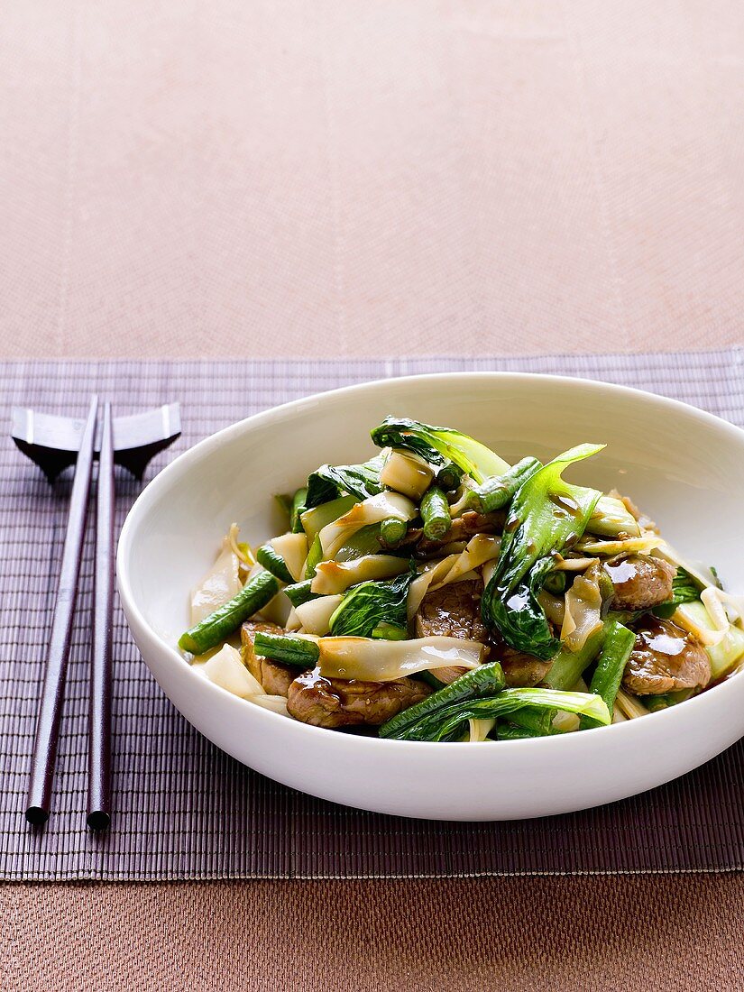 Gebratener Pak Choi mit Fleisch aus dem Wok (Asien)