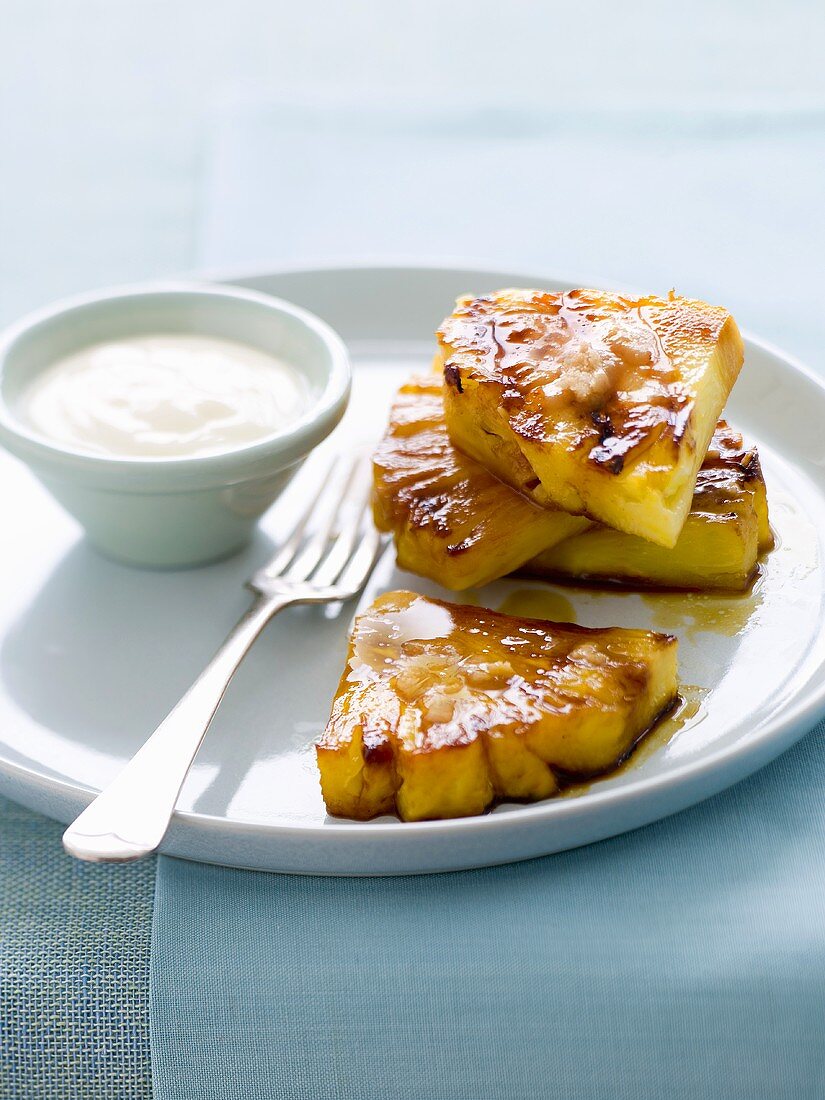 Caramelised pineapple pieces with cream