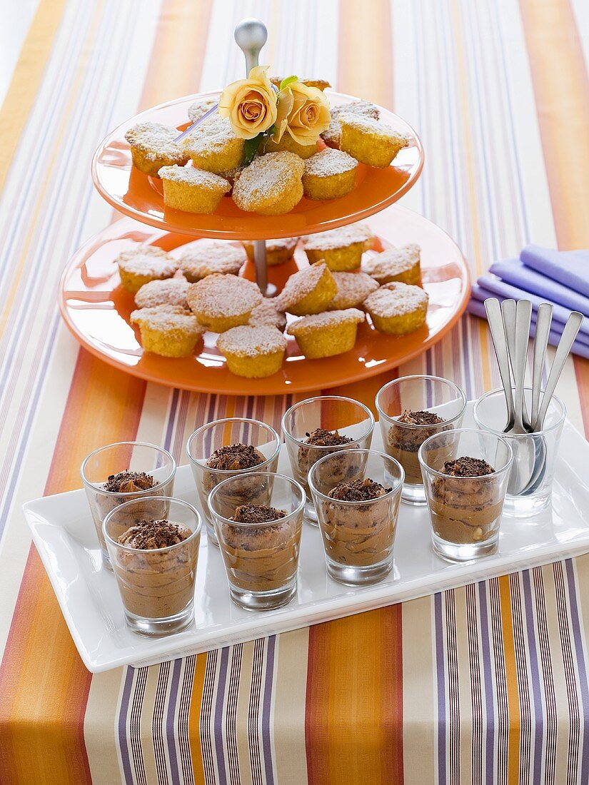 Schokoladenmousse in Gläsern, Muffins auf Etagere