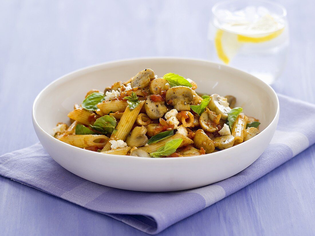 Penne mit Champignons, Tomaten und Ricotta