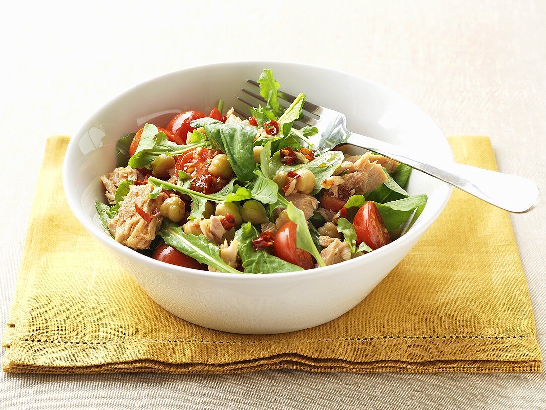 Tuna and chick-pea salad with cocktail tomatoes