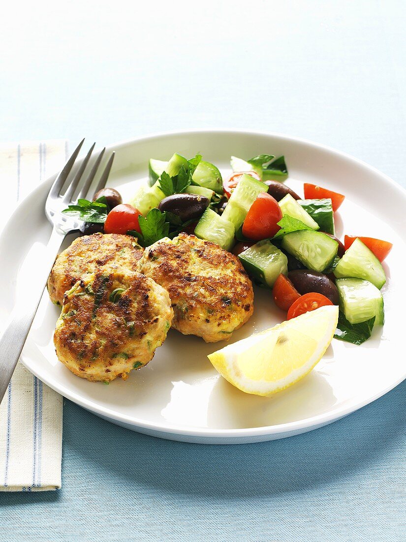 Hähnchenfrikadellen mit Gurkensalat