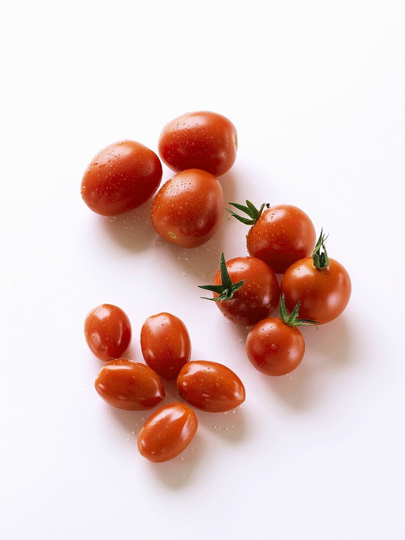 Verschiedene Kirschtomaten mit Wassertropfen