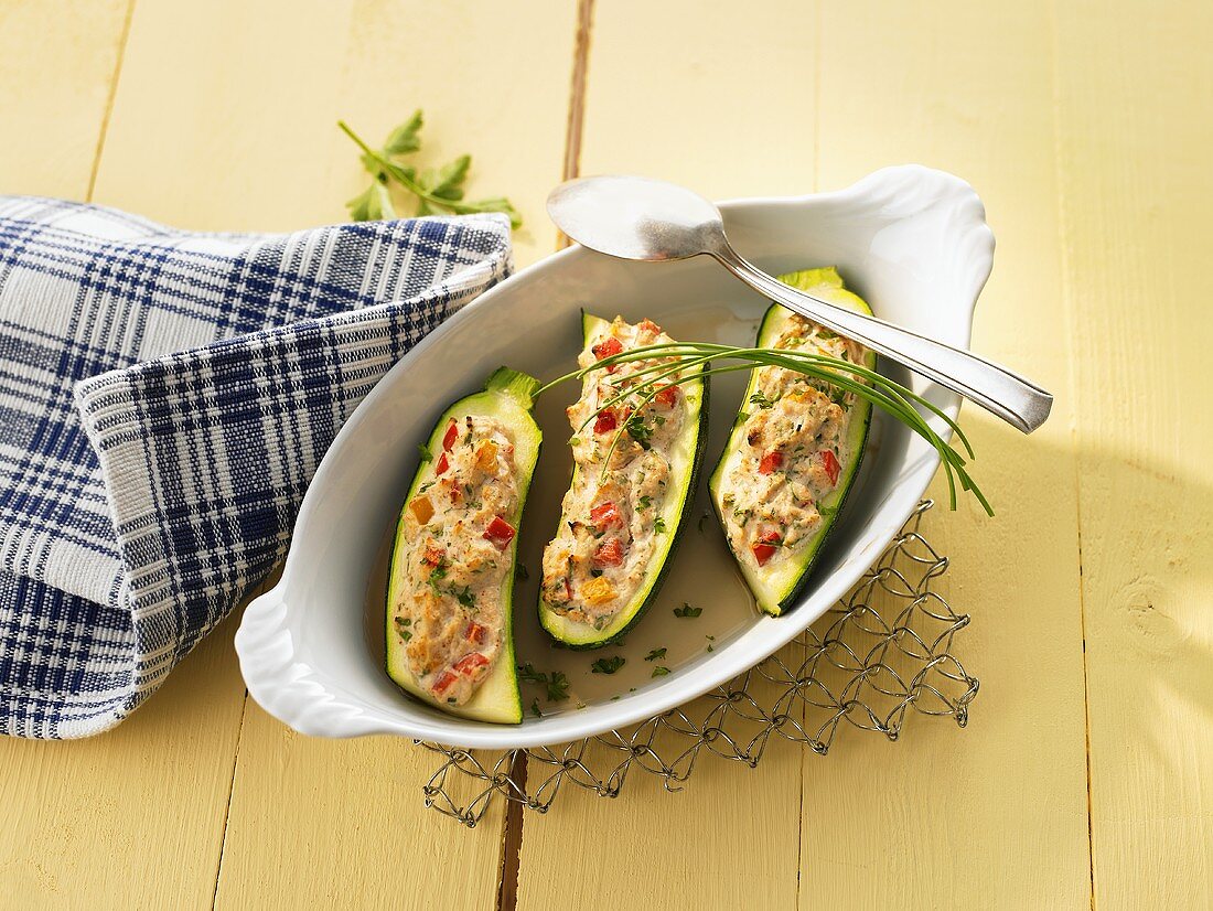 Courgettes stuffed with quark and vegetables