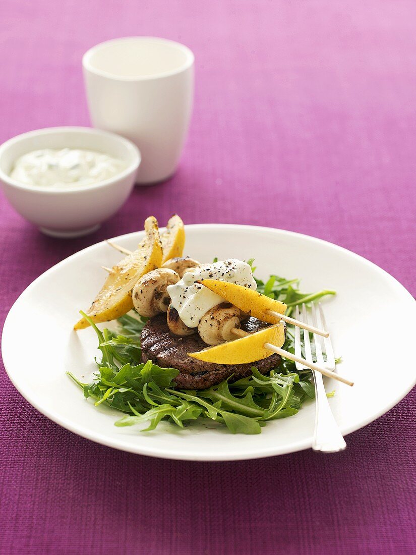 Rindersteak mit Zitronen-Champignon-Spiessen und Joghurtdip