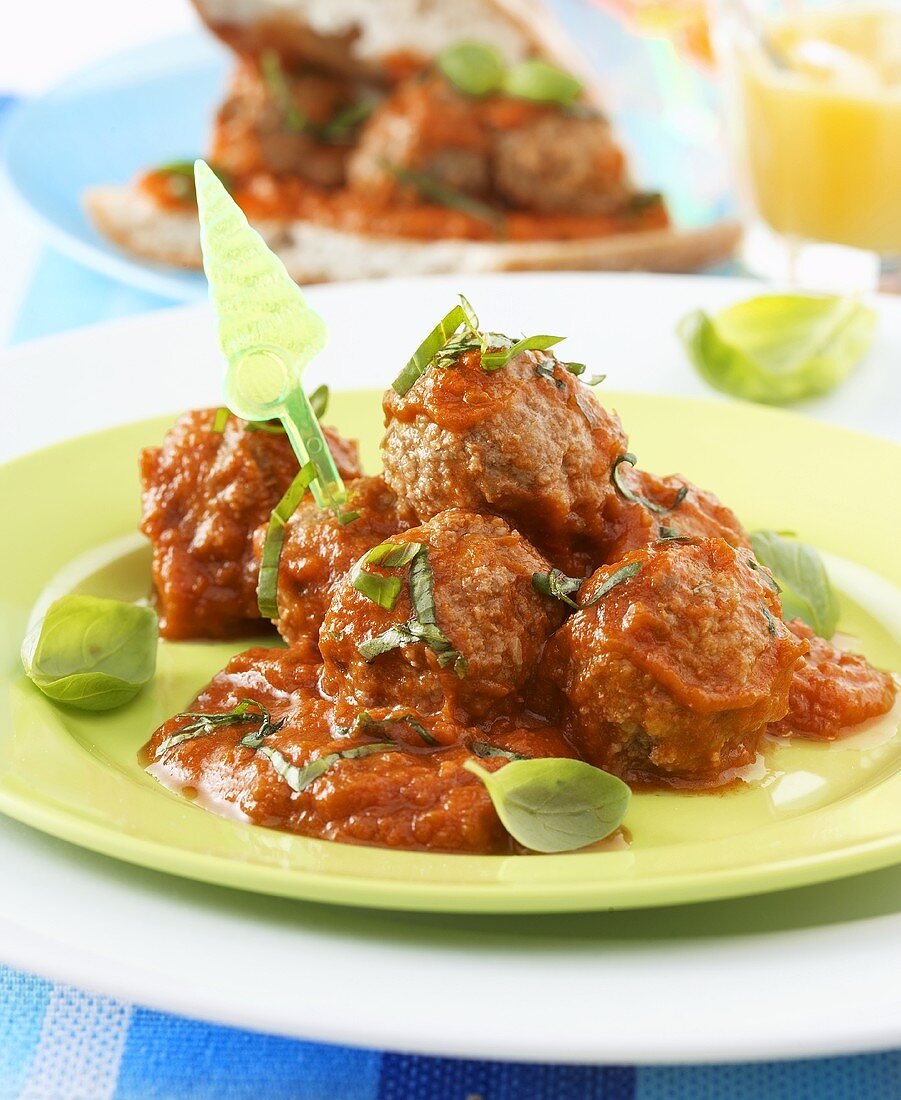 Fleischbällchen mit Tomatensauce und Basilikum