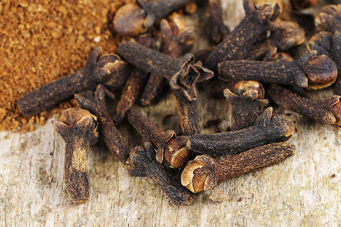 Cloves, whole and ground (close-up)