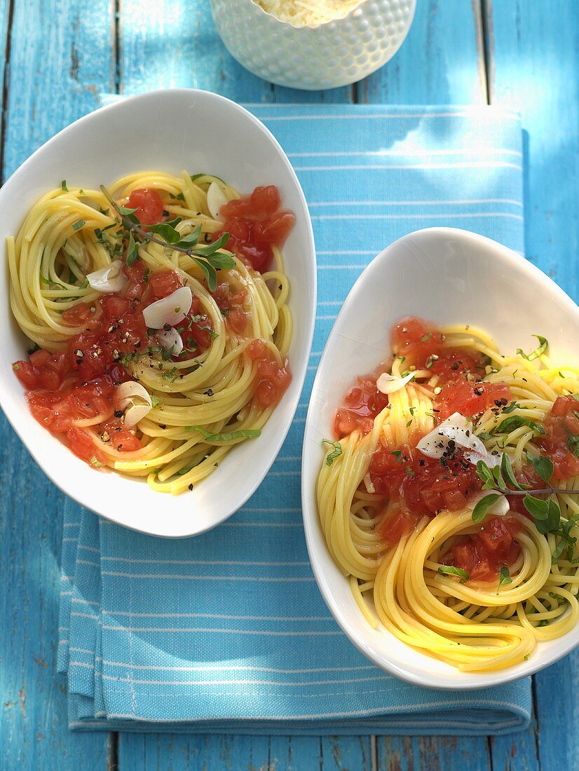 Spaghetti mit Gemüsesauce (Draufsicht)