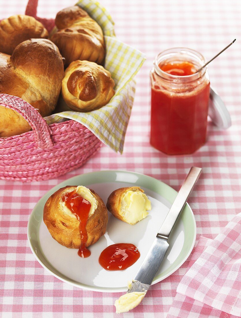Brioche mit Butter und Erdbeer-Rhabarber-Marmelade