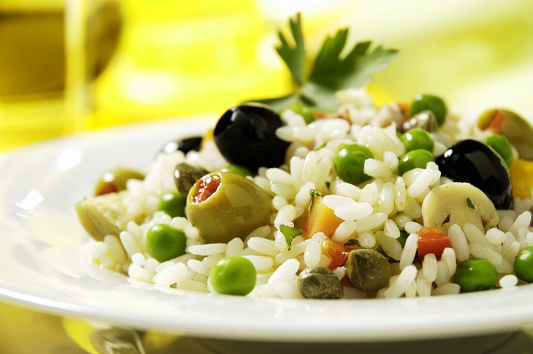 Bunter Reissalat mit Oliven und Erbsen